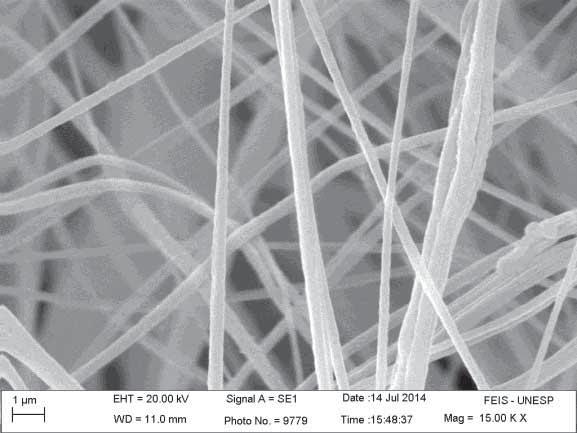 52 Figura 22- Micrografias da manta obtida pela técnica de FSS, contendo a concentração em massa de 17,5% de