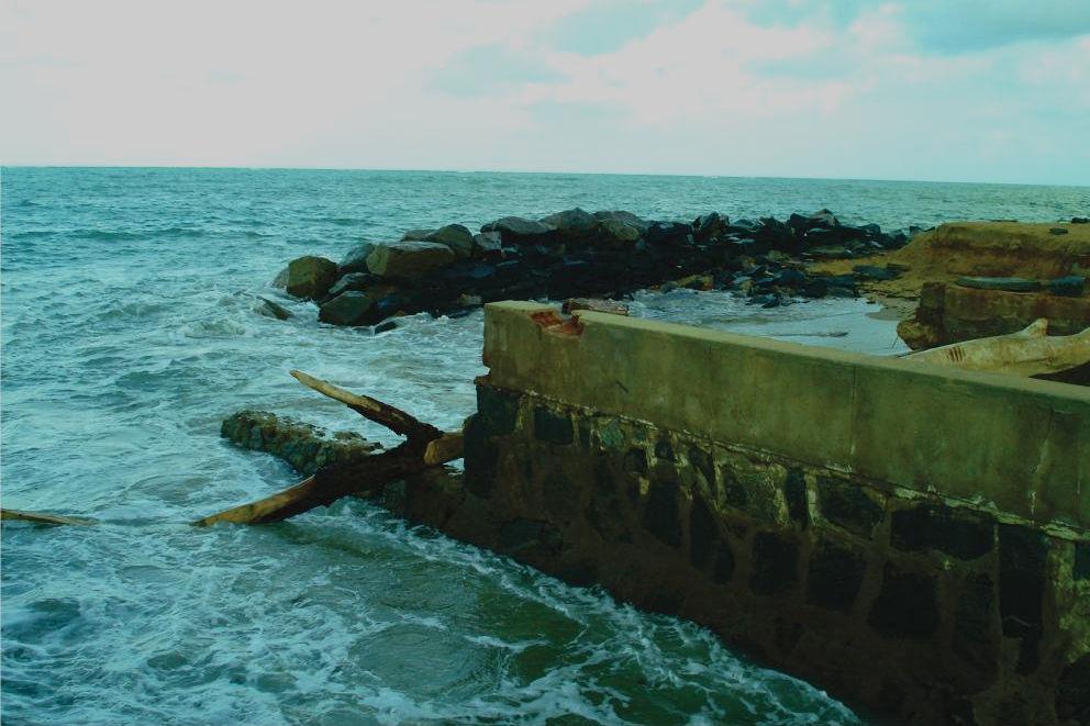 54 Figura 27 Destruição da desembocadura do canal para escoamento pluvial e flúvio-lagunar na praia de Pau Amarelo, em novembro de 2011.