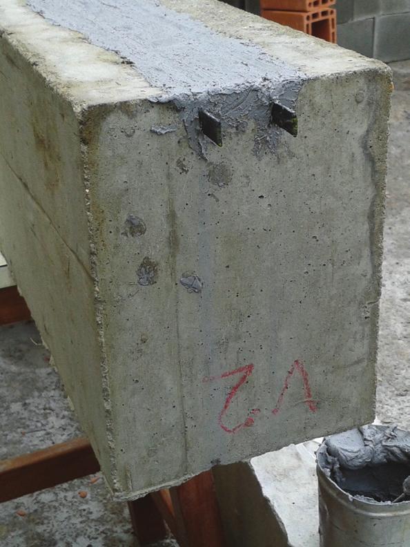 Após 21 dias de cura do concreto, foram realizados dois entalhes com dimensões de 5 mm de largura e 30 mm de profundidade no cobrimento de concreto da região inferior da viga, com uso de uma serra