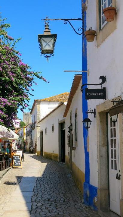 Contexto 2 Óbidos é uma vila portuguesa, pertencente o distrito de Leiria. Famosa pelas suas particularidades paisagísticas, esta região tem encantado os turistas todos os anos.