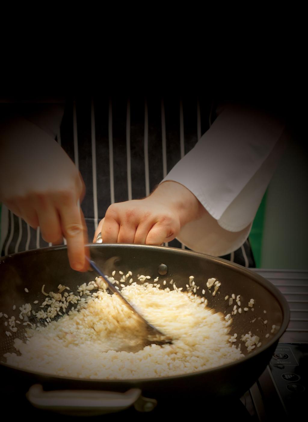 O risotto é um prato de arroz cozinhado em caldo e com uma consistência cremosa.