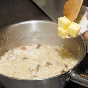 Pré-cozer O caldo Use caldo de legumes na pré-cozedura do arroz e caldo do sabor dominante da receita na fase de finalização.