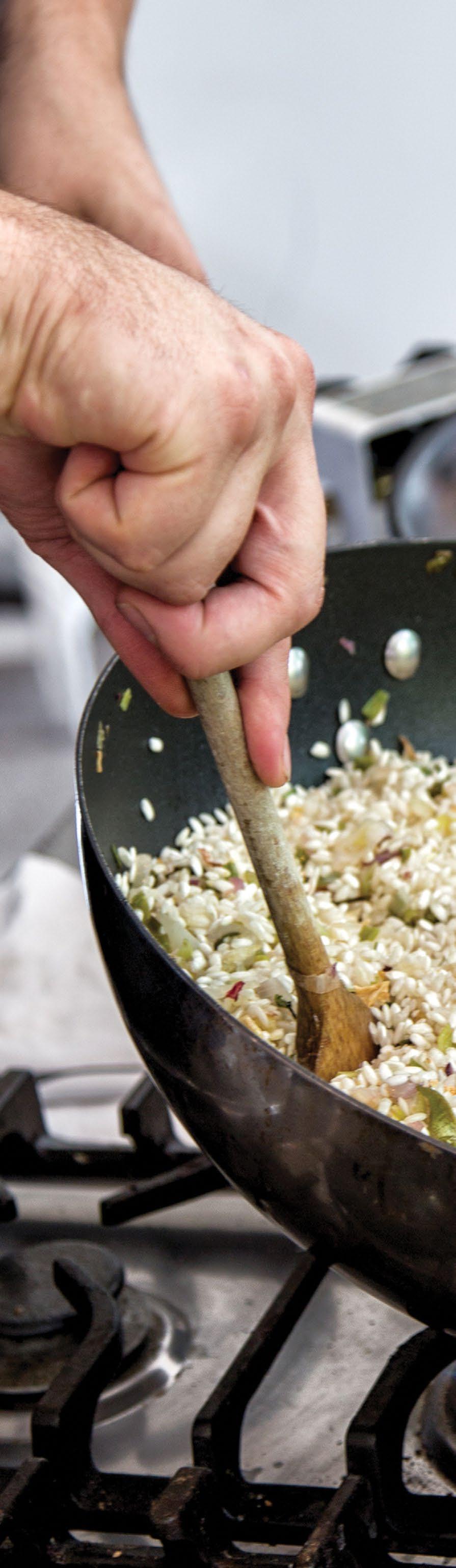 Juntar o arroz e deixar fritar. Refrescar com vinho branco e deixar reduzir. Aos poucos, deitar Knorr caldo pasta Legumes quente e mexer. Acrescentar a curgete e os cogumelos.