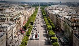 Champs Elysées Uma das avenidas mais importantes, economicamente, para Paris.