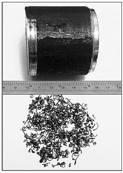 47 Figura 3.2 - Tarugo de aço SAE 1050 e cavacos provenientes do processo de remoção de material do tarugo por fresamento. 3.1.2 Caracterização do Material de Partida A figura 3.