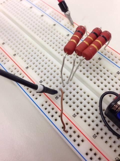 5.1.1. Como montar um circuito com resistências em paralelo 1º. Deve-se anexar a pilha alcalina de 1.5 V à placa tipo breadboard 2º.