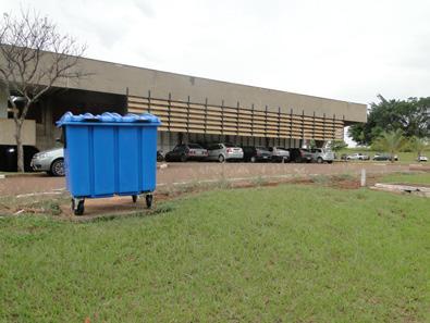A coleta dos recicláveis é feita pela Cooperativa de Reciclagem Araras