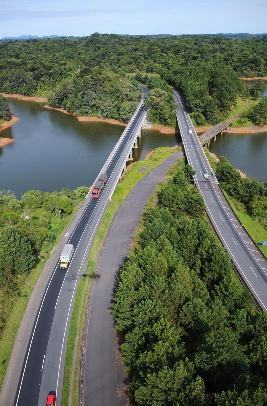 COMPROMISSO ARTERIS Foco em investimentos nas atuais concessões Atendimento de qualidade aos usuários das rodovias Prioridade para a segurança viária Visão de longo prazo