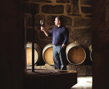 A casta Alvarinho e o seu vinho, ali produzidos, entraram desde logo na sua vida, de tal maneira que hoje Anselmo Mendes e Alvarinho se confundem.