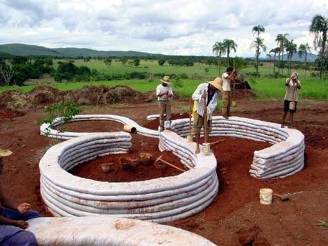 ESTRUTURA / PAREDE Elemento Construtivo: PAREDES Materiais: SACOS DE POLIPROPILENO E TERRA ARGILOSA 03. Após o preenchimento do saco, esse deve ser apiloado até que a terra esteja bem compactada.