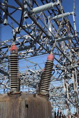 2.2. Transmissão de energia elétrica Componentes de uma torre de transmissão Torres Para linhas aéreas, é necessário erguer os cabos a uma distância segura do solo, de forma a evitar contato elétrico