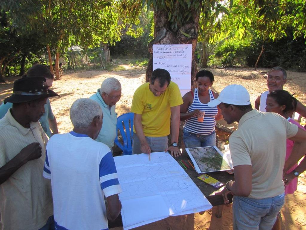 23 Figura 5. Reunião de planejamento participativo de MIF 2015 do PNCM, na comunidade Canto do Remanso, trabalho de produção de mapa participativo do MIF. b.