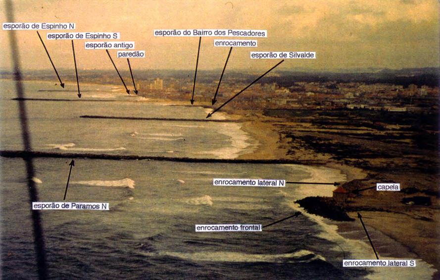 Fig. 8.23 - Aspecto recente das protecções de Espinho e litoral imediatamente a sotamar.