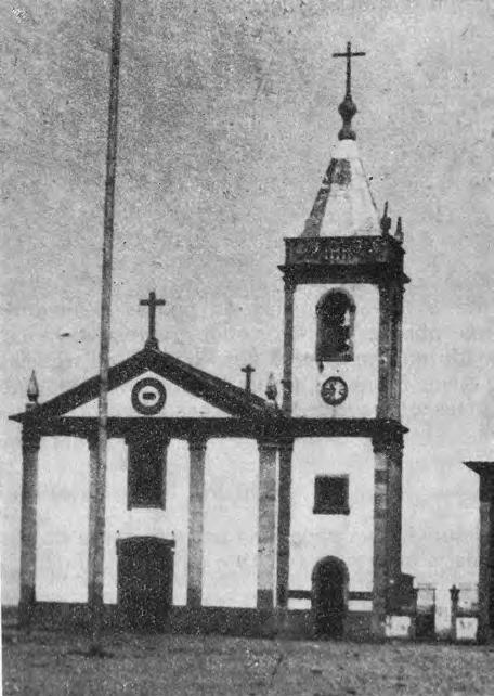 6 - A capela de Nossa Senhora da Ajuda (que se vê nesta fotografia de 1904) teve uma história conturbada.