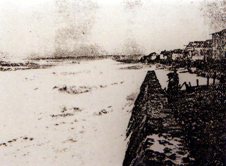 Fig. 8.9 - Para proteger Espinho construiu-se em 1909 uma muralha com 354m de comprimento, a qual constitui a primeira obra moderna de protecção costeira executada em Portugal.