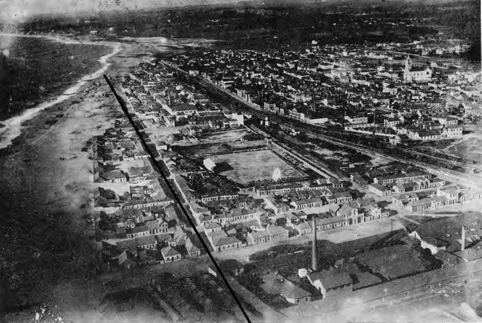 Fig. 8.17 - "1930 - vista aérea de Espinho - A linha a tracejado indica o limite imposto pelo mar nas últimas invasões".