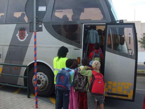 28-08-2014 4. TRANSPORTES ESCOLARES 3.090 alunos comparticipados: 1769 846 475 1.º CEB e Educação Pré- Escolar 2.º e 3.