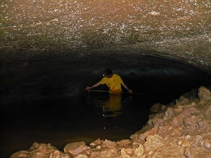 Na ocasião, investigamos uma entrada lateral que já tinha sido vista anteriormente. De fora, via-se lá dentro uma superfície côncava que muito se parecia ao teto de uma grande paleotoca.