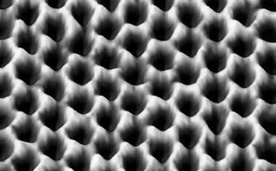 9 Figura 1: Formas alotrópicas do carbono: (a) grafite, (b) diamante, (c) fulereno e (d) nanotubos de carbono 1.1.Nanotubos de carbono Os NTC foram observados pela primeira vez pelo físico japonês S.