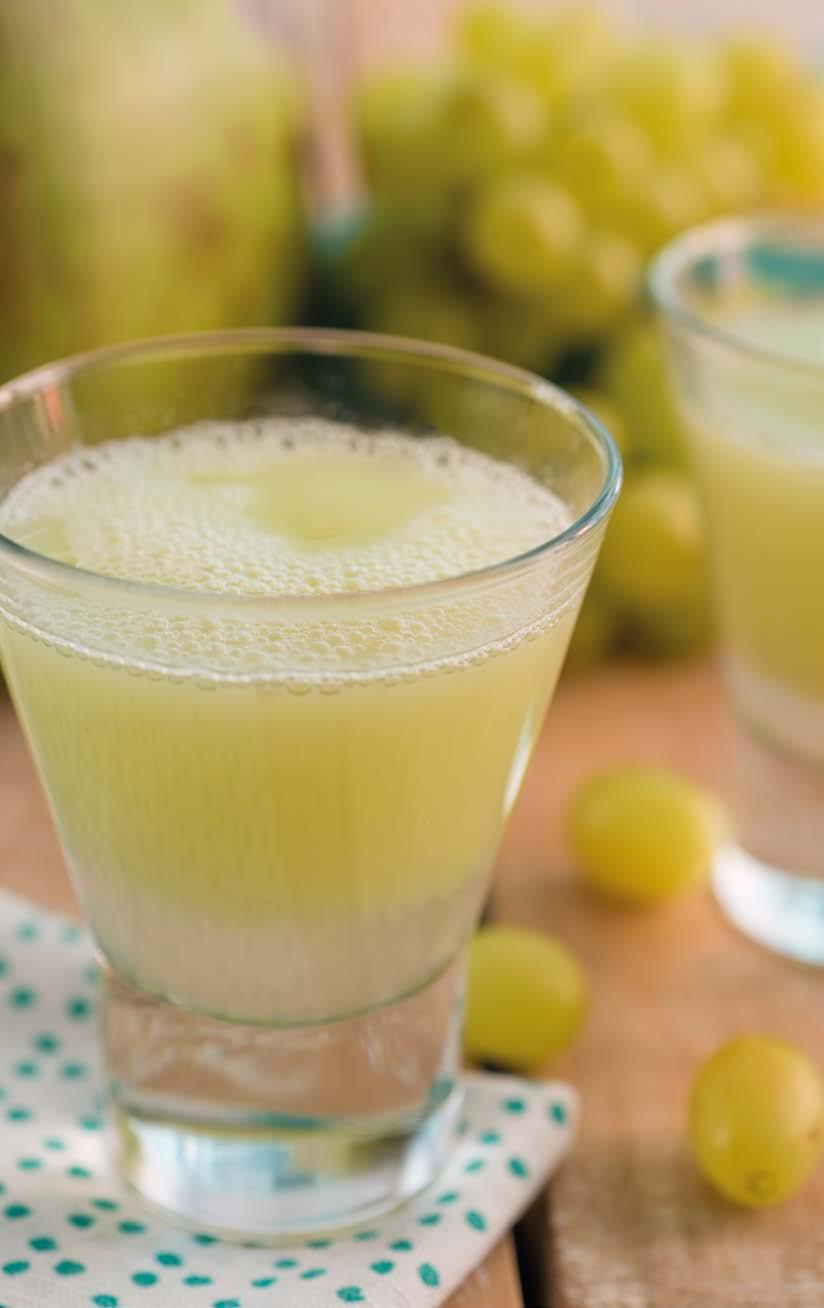 Suco de uva verde com água de coco 200g de uva thompson (1 + 1/3 de xícara de chá) Água de coco (até a marca de 600ml)* Encaixe o filtro dentro do copo do Juice e tampe.