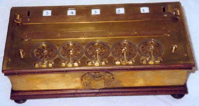 Ancestrais do Computador Primeiras calculadoras mecânicas Em 1623, Wilhelm Schikard construiu a primeira máquina de calcular mecânica (que chamava de