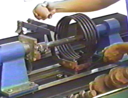 21 Foto mostrando a técnica de magnetização longitudinal de um eixo, por bobinas ( Foto extraída do filme "Ensaio por Partículas Magnéticas" ) A Técnica do Ioque ou Yoke É a técnica de magnetização