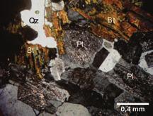 Fraturas seladas, preenchidas por quartzo preto tardio, são observadas apenas em imagens de CL (Figuras 6A, 6B, 6E e 6F), enquanto fraturas abertas podem ser vistas em ambos os tipos de imagens.