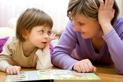 forma de envolvimento da mãe na aprendizagem cognitiva e de linguagem de seus filhos.