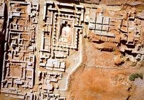 , MOHENJO-DARO, situada no Vale do Indos (Paquistão), possuía duas zonas distintas: a alta e a baixa, apresentando traçado