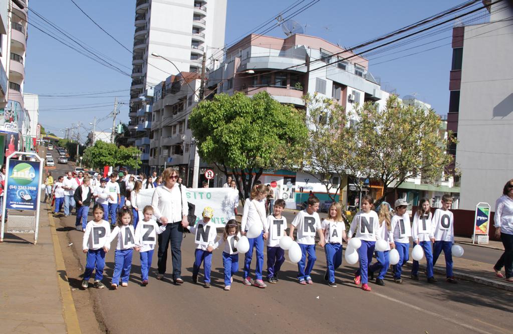 06 ESPAÇO CLUBES - ÁREA 10 RC Sananduva EM SINTONIA COM A COMUNIDADE O Rotary Club Sananduva, fundado em 25 de abril e 1979, congrega atualmente 40 associados, que, num esforço coletivo, implementa