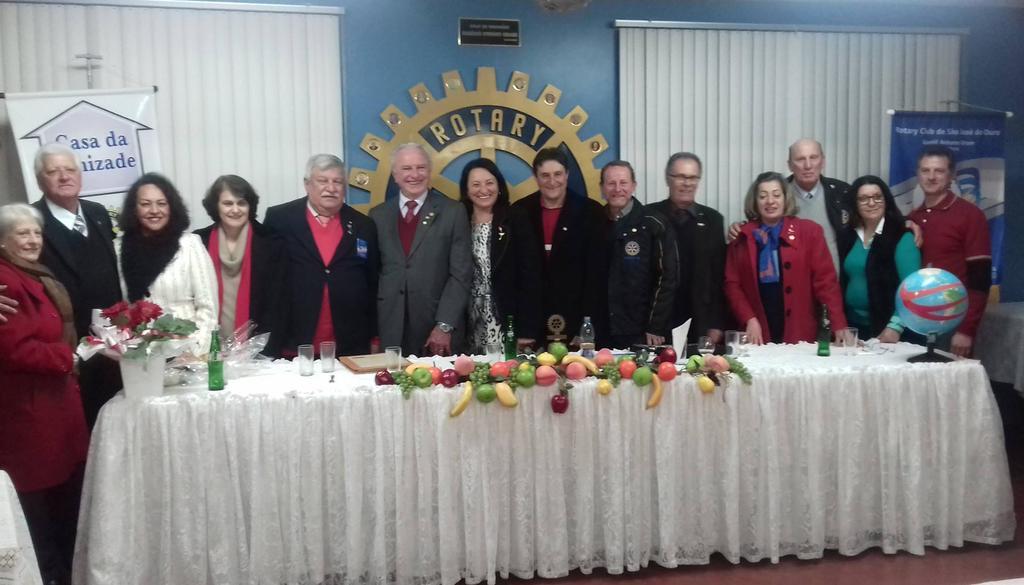 Rotarianos que presentearam os pequeninos, por ocasião da Festa de Natal da Entidade.