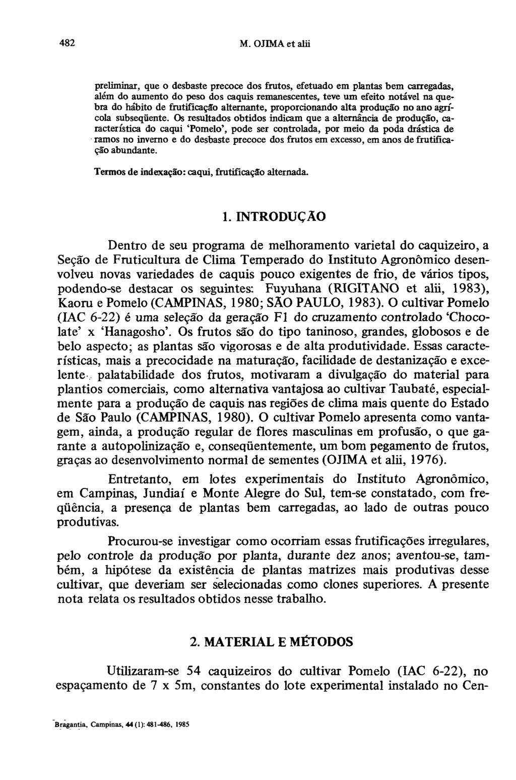 preliminar, que o desbaste precoce dos frutos, efetuado em plantas bem carregadas, além do aumento do peso dos caquis remanescentes, teve um efeito notável na quebra do hábito de frutificação