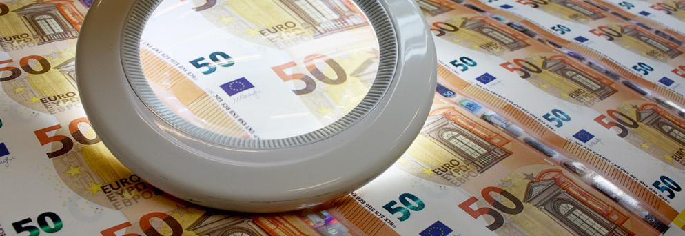 PROTEJAREA BANCNOTELOR EURO Măsuri eficace de combatere a contrafacerii Eurosistemul depune eforturi considerabile pentru a asigura că cetățenii și agenții profesioniști care operează cu numerar
