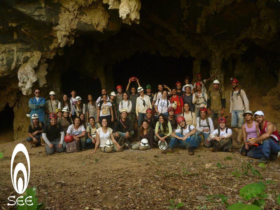 Figura 2-11:Participantes do CIE 2014.2 na entrada principal da Gruta dos Milagres, Formiga, MG. 2.3.