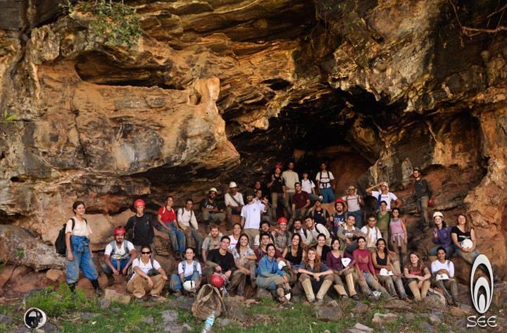 Objetivos: Os membros da SEE se dividiram em duas equipes: Uma foi responsável por guiar os alunos às visitas de campo, que no dia 05, foram às grutas do Zé Brega e Santuário, e no dia 06, com