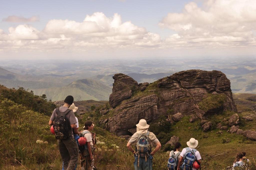 Figura 4-2: Excursão SEE próxima a pedra da Baleia, onde se encontra a Gruta Kiwa, Parque Estadual do Itacolomi, Ouro Preto, MG (Foto: Barbara Zambelli) Objetivo: Campo para o reconhecimento da Gruta