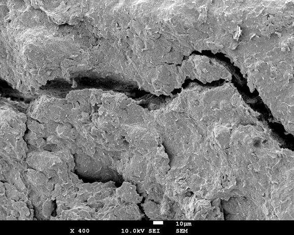 4.7. FOTOGRAFIAS DE MICROSCÓPIO ELECTRÓNICO Como referido no capítulo 2, as características hidráulicas e mecânicas de um solo compactado dependem da sua estrutura e dos minerais argilosos existentes.