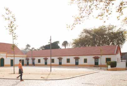 » Auditório (Teatro) AUDITORIUM (Theatre) O auditório caracteriza-se por funcionar como uma sala de espetáculos clássica, com capacidade para 140 pessoas em plateia e 32 pessoas em camarote.