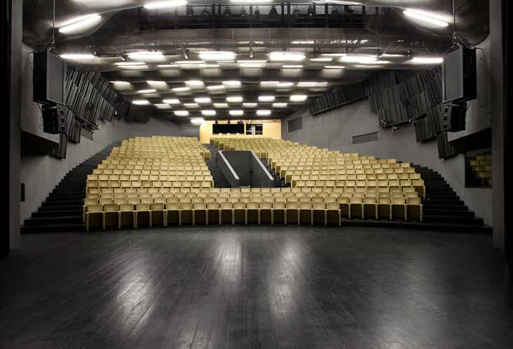 » Auditório AUDITORIUM O Auditório, com capacidade para 500 lugares e respetivos espaços de palco e de apoio, é moldado de modo a acolher a maior diversidade de eventos possível, tais como