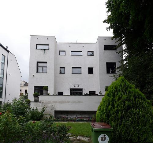 Casa Steiner Adolf Loos (1910) Arquitetura e artes aplicadas devem dispensar todo ornamento, considerando como um resíduo de hábitos bárbaros Ornamento e Delito, Loos (1908).