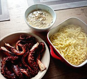 Acrescente o shitake/shimeji e deixe em fogo baixo até que eles murchem. Coloque o vinho branco e deixe reduzir.