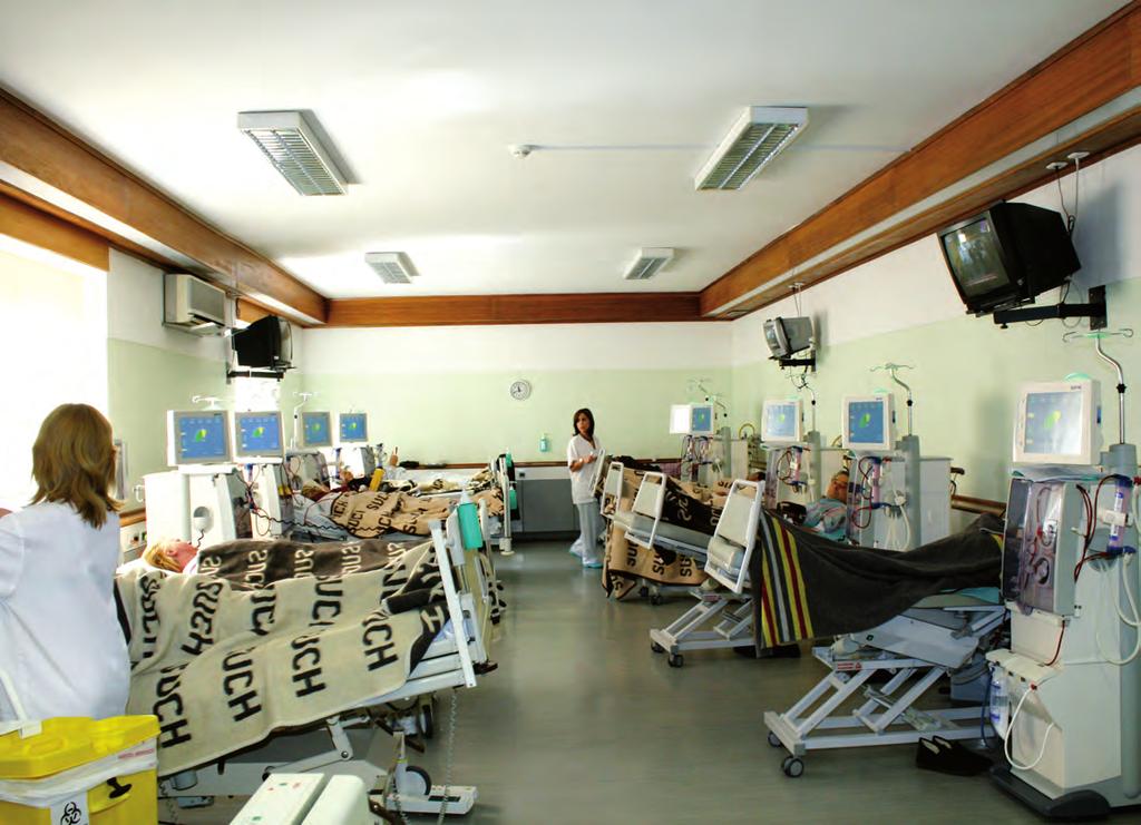 2 OUTUBRO 2010 Serviço de Nefrologia do Centro Hospita Aspecto da sala principal da Unidade de Hemodiálise de Vila Real Hemodiálise na Região de Trás-os- Montes, obrigando diversos doentes IRCT a