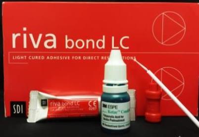 RB-AF Aplicação de Riva Bond LC (SDI, Bayswater, Austrália) após condicionamento prévio da dentina com ácido ortofosfórico a 37% (Scotchbond Universal Etchant, 3M ESPE, St. Paul, MN, USA); (Fig.7).