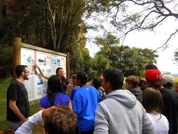 A quarta aula de campo aconteceu no Parque Estadual do Pico do Marumbi, onde fica o morro do Canal, em Piraquara/PR (figura 12), onde 24 alunos