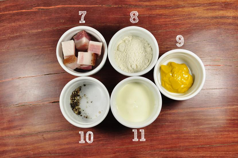 1) 1 cabeça de repolho média cortada em pedaços grandes; 2) 1 pacote de massa folhada pronta*; 3) 75g de manteiga; 4) 1 cebola grande cortada em cubos; 5) 350ml de caldo de galinha; 6) 1 ovo batido;