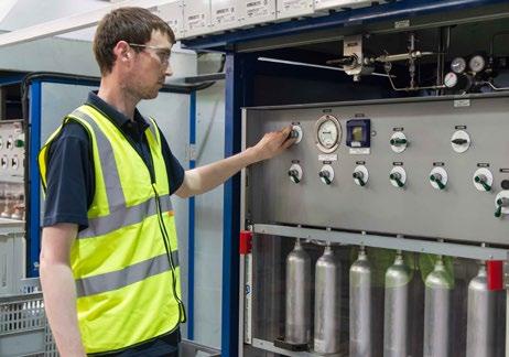 Os gases industriais são normalmente fornecidos no estado gasoso e líquido através de uma variedade de sistemas de fornecimento, incluindo: gases gerados no local líquido a granel e opções de garrafa