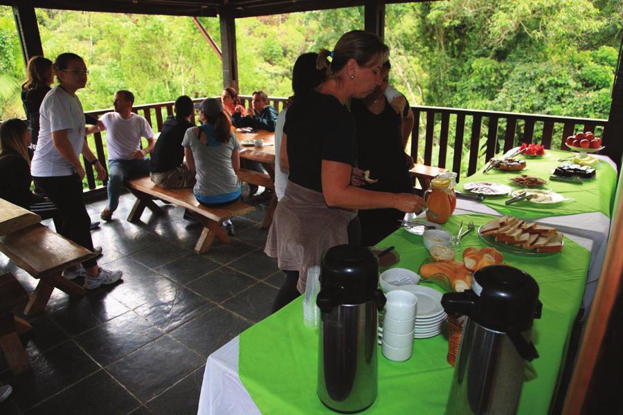 bolos, refrigerantes, sucos, gatorade e cerveja.