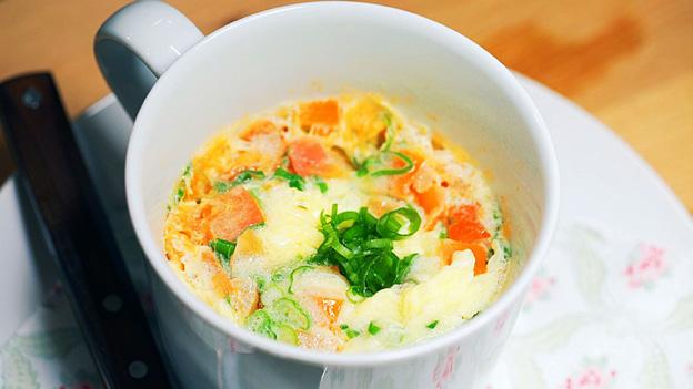 Omolete na caneca (adaptado de Scattered Thoughts of a Crafty Mom) 3 ovos; 1 colher de sopa de frango desfiado ou atum; 1 colher de sopa de queijo ralado; Salsa a gosto; Sal e pimenta a gosto.