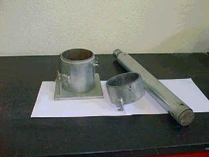 A técnica de ensaio implica a utilização de um picnómetro e aplica-se apenas à determinação do peso volúmico das partículas sólidas de um solo com dimensões inferiores a 4,76 mm.