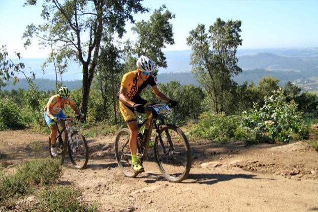 7) No alto de uma montanha, dois amigos ciclistas aproveitavam as férias, enquanto pedalava, conversavam: É, aqui estamos livres da pressão do trabalho. É verdade.